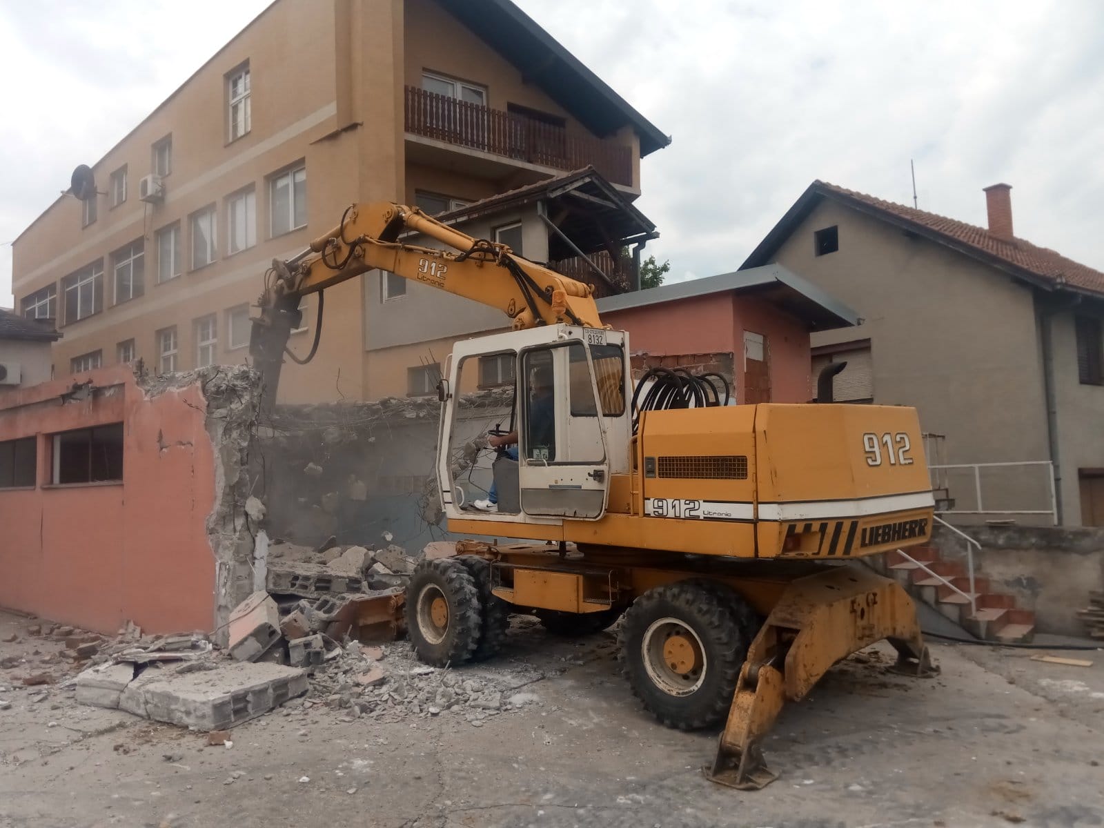 Bager, Rušenje dotrajale kuće Smederevo, AlexSD, AlexSmederevo